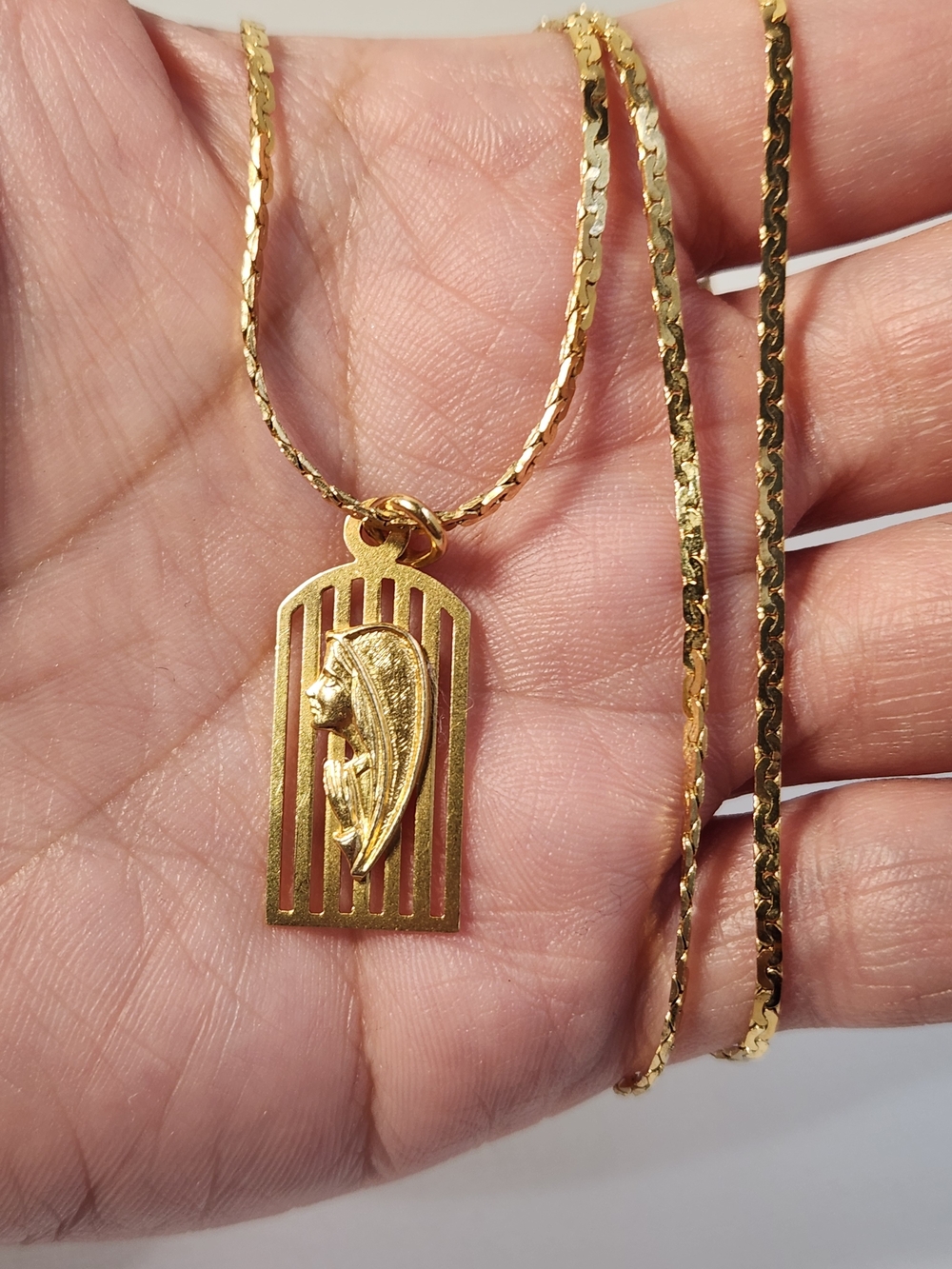 1985c 8.3g Italian 18K 750 Solid Gold Praying Mary Madonna Pendant 24” Necklace